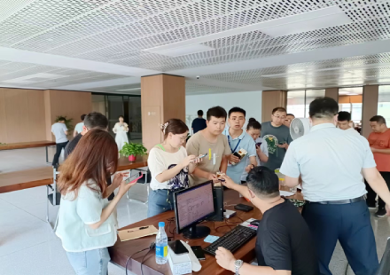 國軒高科工會開展普惠公交卡現場充值活動