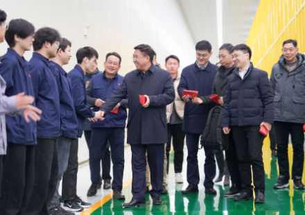 董事長李縝除夕慰問全球各基地一線員工