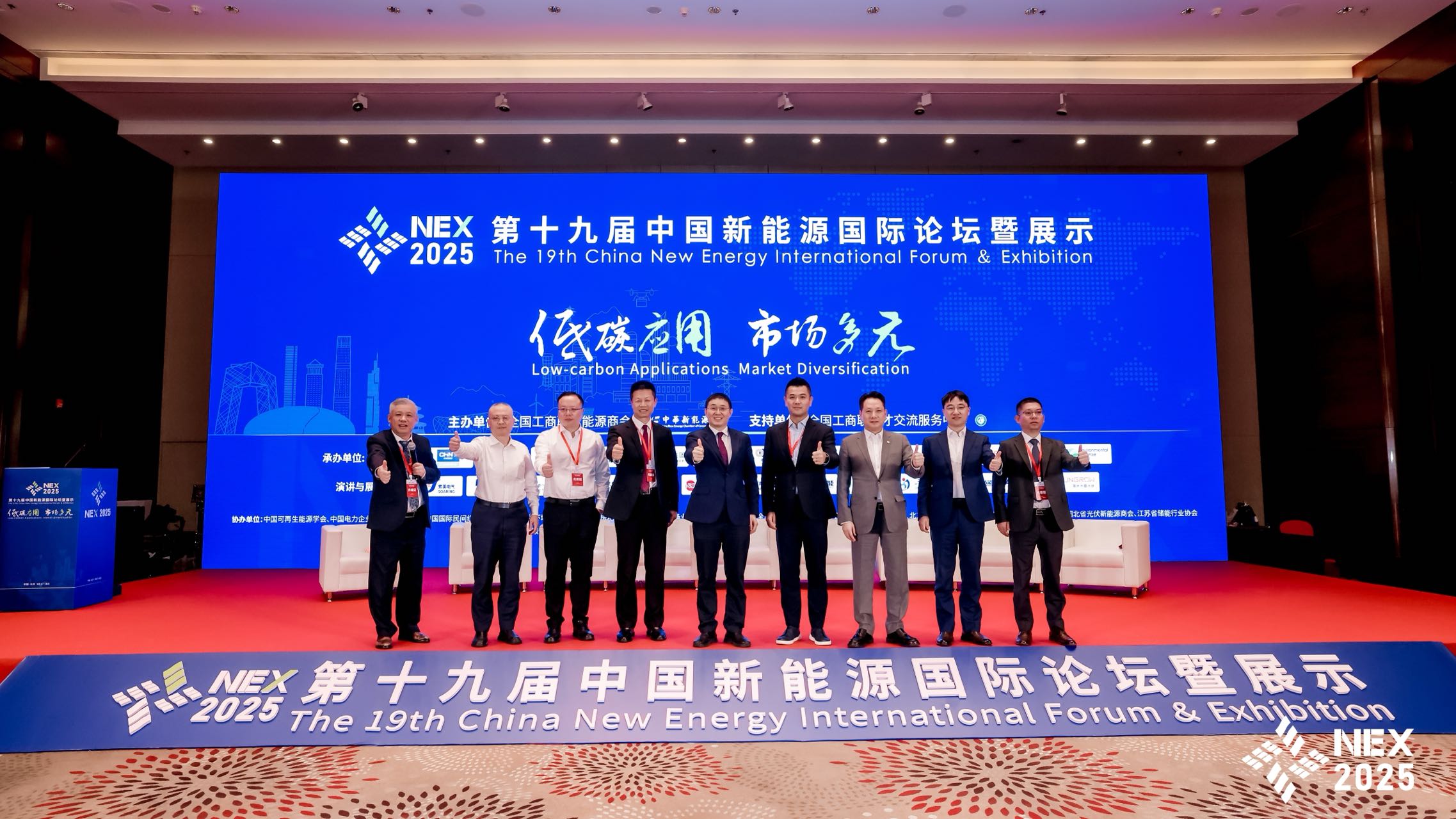 1758689559769865EGjZ.jpg 領袖對話合影.jpg